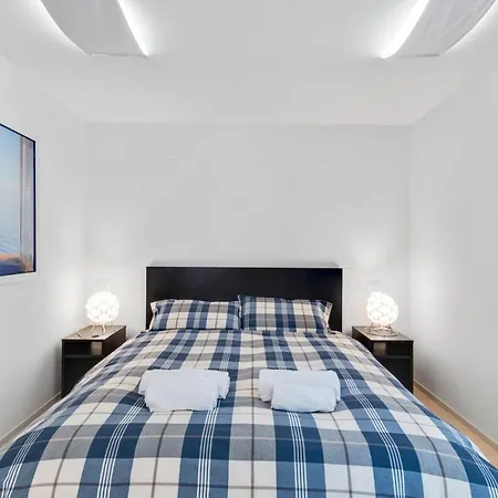 Guesthost - La Perla - X6 With Ac And Garage!