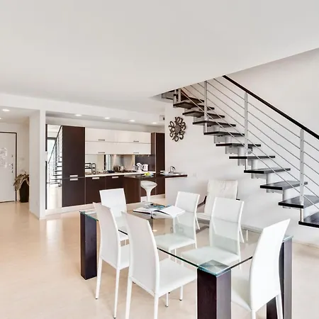 Guesthost - La Perla - X6 With Ac And Garage! Appartamento